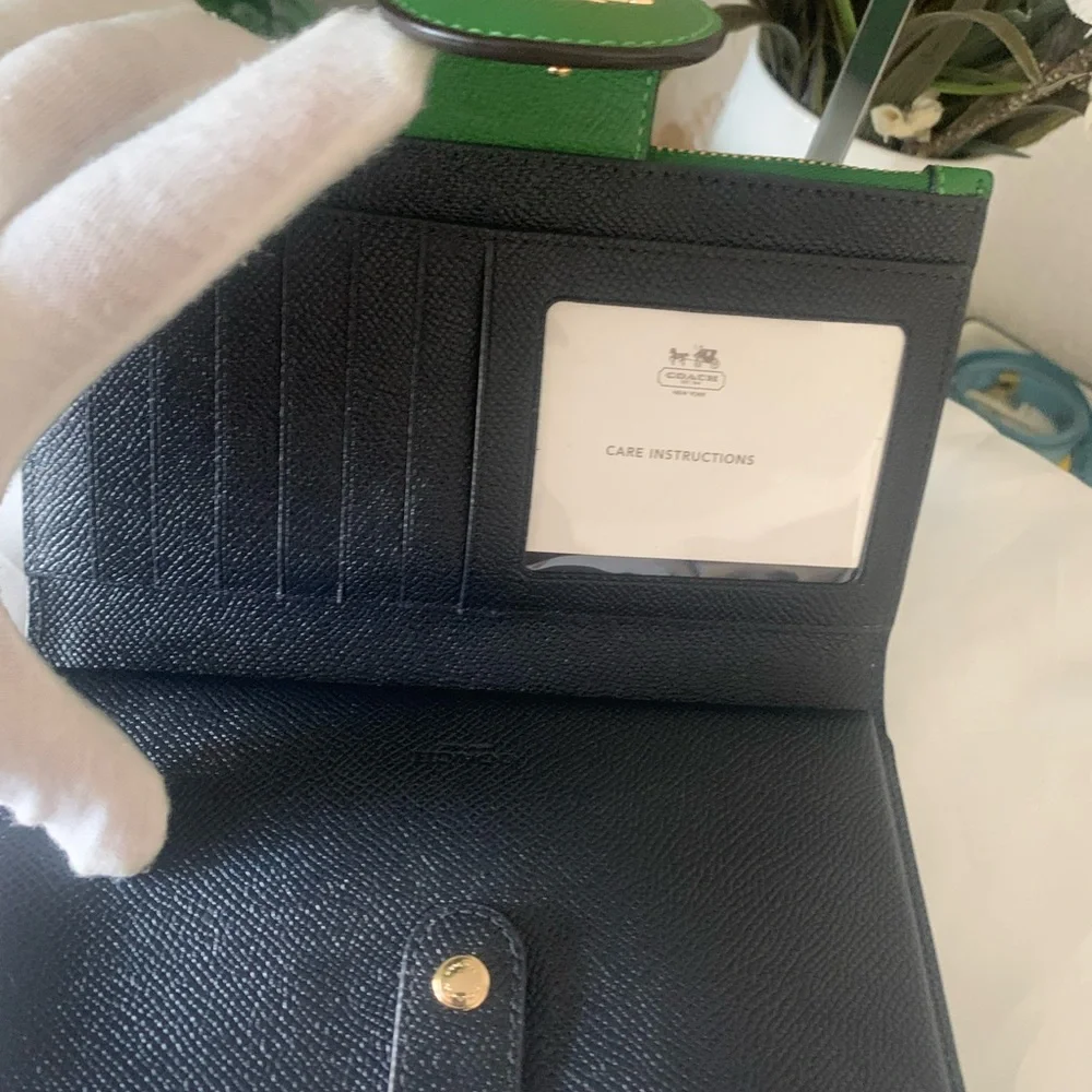 NWOT COACH LARGE TECH PHONE WALLET IN KELLY GREEN LEATHER